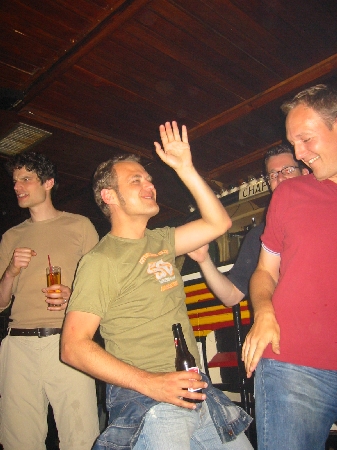 Otze tanzt Chris an - war ja sonst miemand da.